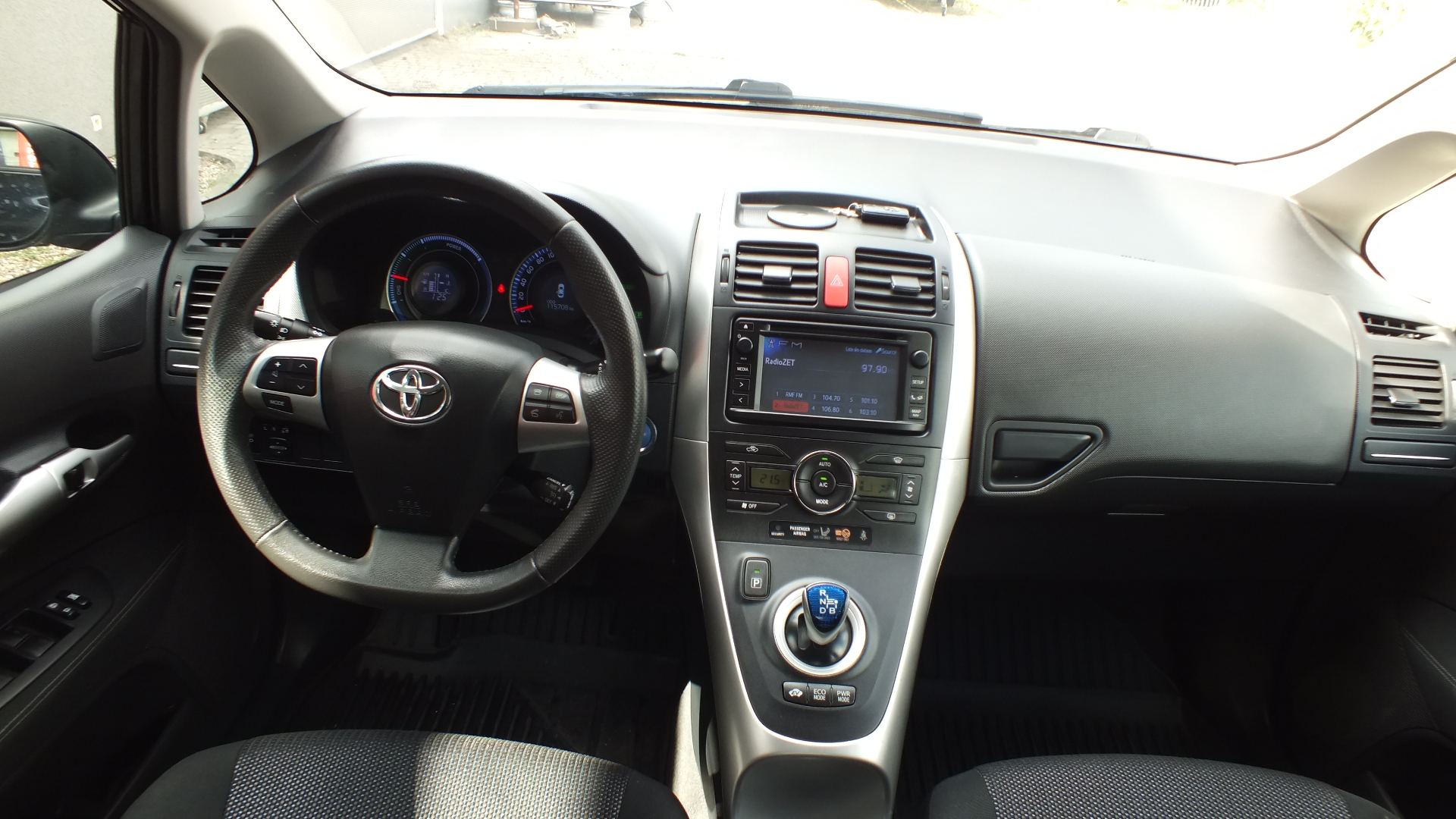 
								Toyota AURIS HYBRID 2012 full									