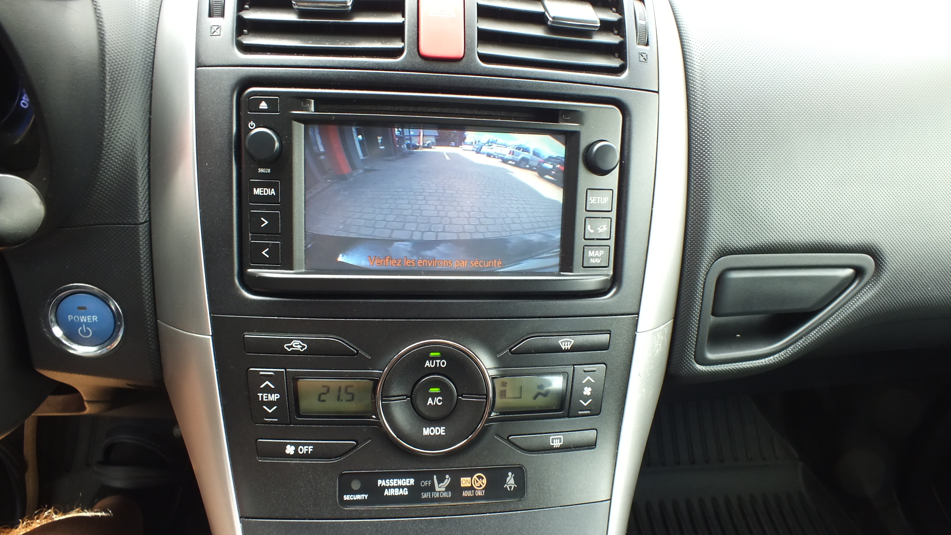 
								Toyota AURIS HYBRID 2012 full									