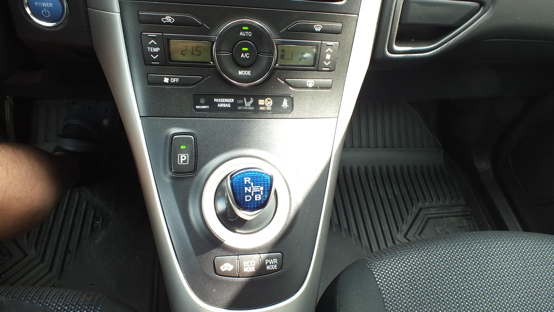 
								Toyota AURIS HYBRID 2012 full									
