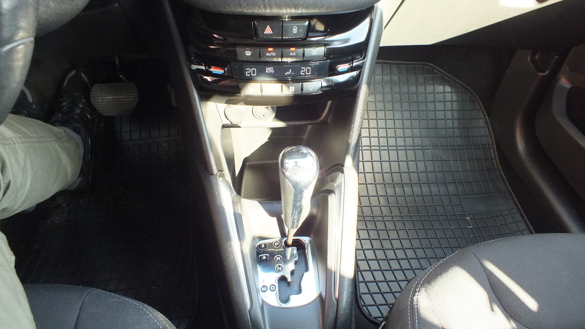 
								PEUGEOT 208 ALLURE 2015 full									